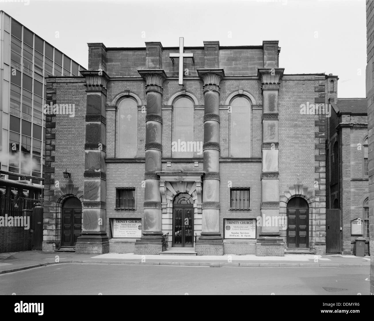 Esterno della Chiesa della Trinità, George Street, Burton-su-Trent, Staffordshire, 2000. Artista: M Hesketh-Roberts Foto Stock