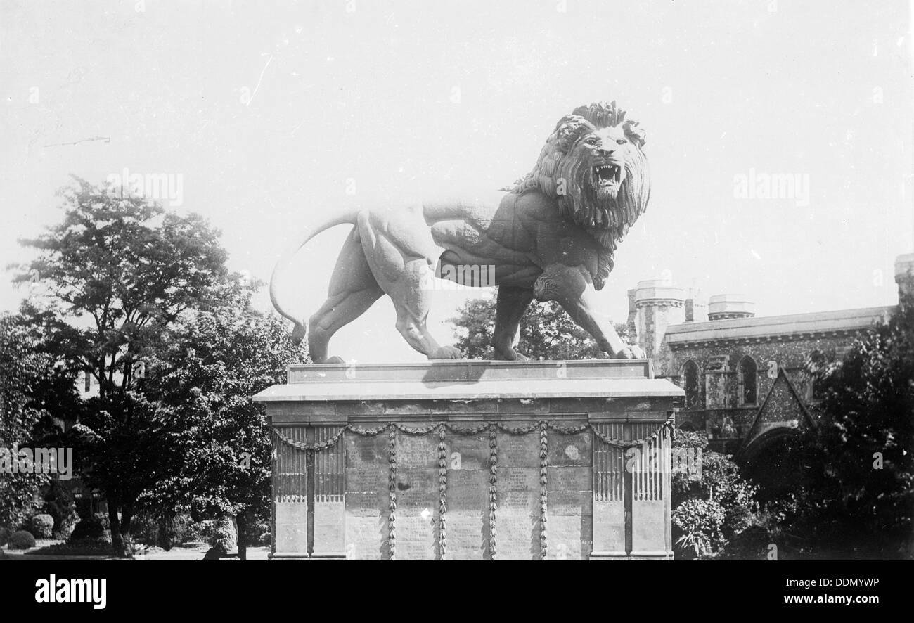 Scultura di Lion sul Maiwand memorial in Forbury Gardens, Reading, Berkshire, C1860-c1922. Artista: Henry Taunt Foto Stock