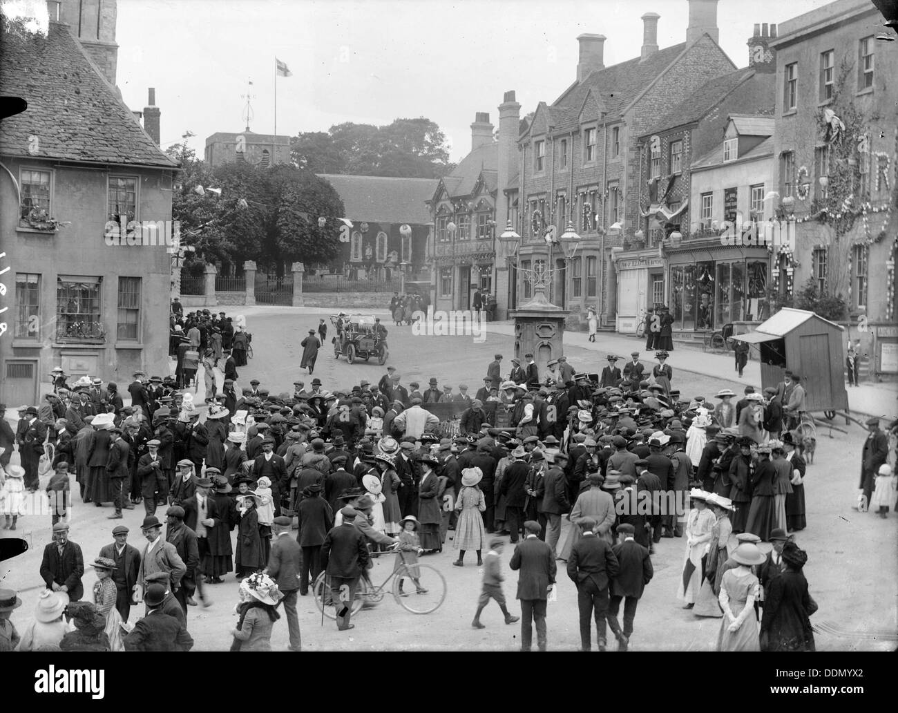 Incoronazione celebrazioni a luogo di mercato, Faringdon, Oxfordshire, C1860-c1922. Artista: Henry Taunt Foto Stock