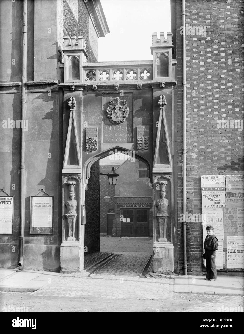 Pietra scolpita gateway alla scuola Roysse, Abingdon, Oxfordshire, C1860-c1922. Artista: Henry Taunt Foto Stock