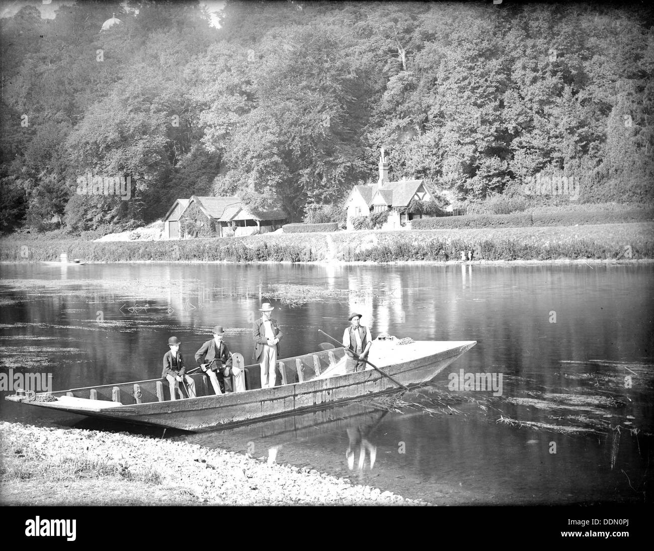 Cliveden traghetto, Cliveden, Taplow, Buckinghamshire, 1885. Artista: Henry Taunt Foto Stock