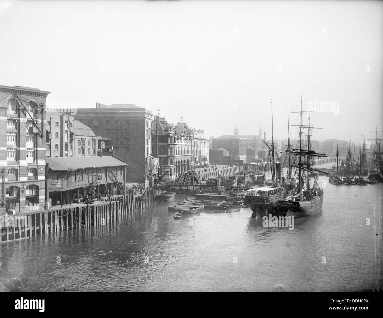 Mercato di Billingsgate, Lower Thames Street, City of London, Greater London, 1880. Artista: Henry Taunt Foto Stock