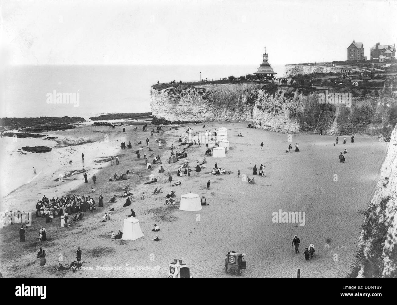 I turisti sulla spiaggia a Broadstairs Kent, 1890-1910. Artista: sconosciuto Foto Stock