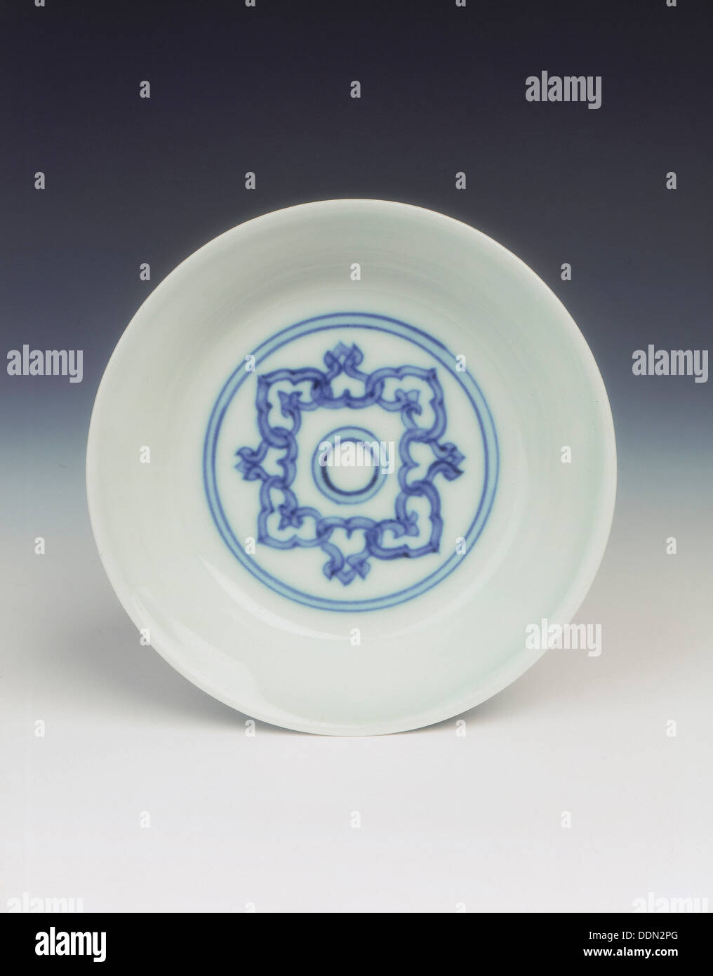Blu e bianco piatto, dinastia Ming, Cina, 1467-1485. Artista: sconosciuto Foto Stock