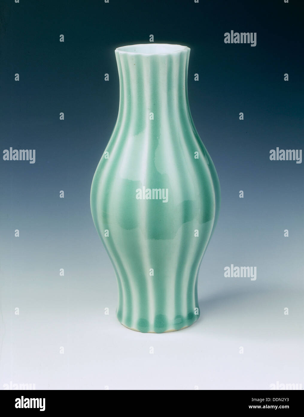 Celadon nervata vaso smaltato, dinastia Qing, Cina, la prima metà del XVIII secolo. Artista: sconosciuto Foto Stock