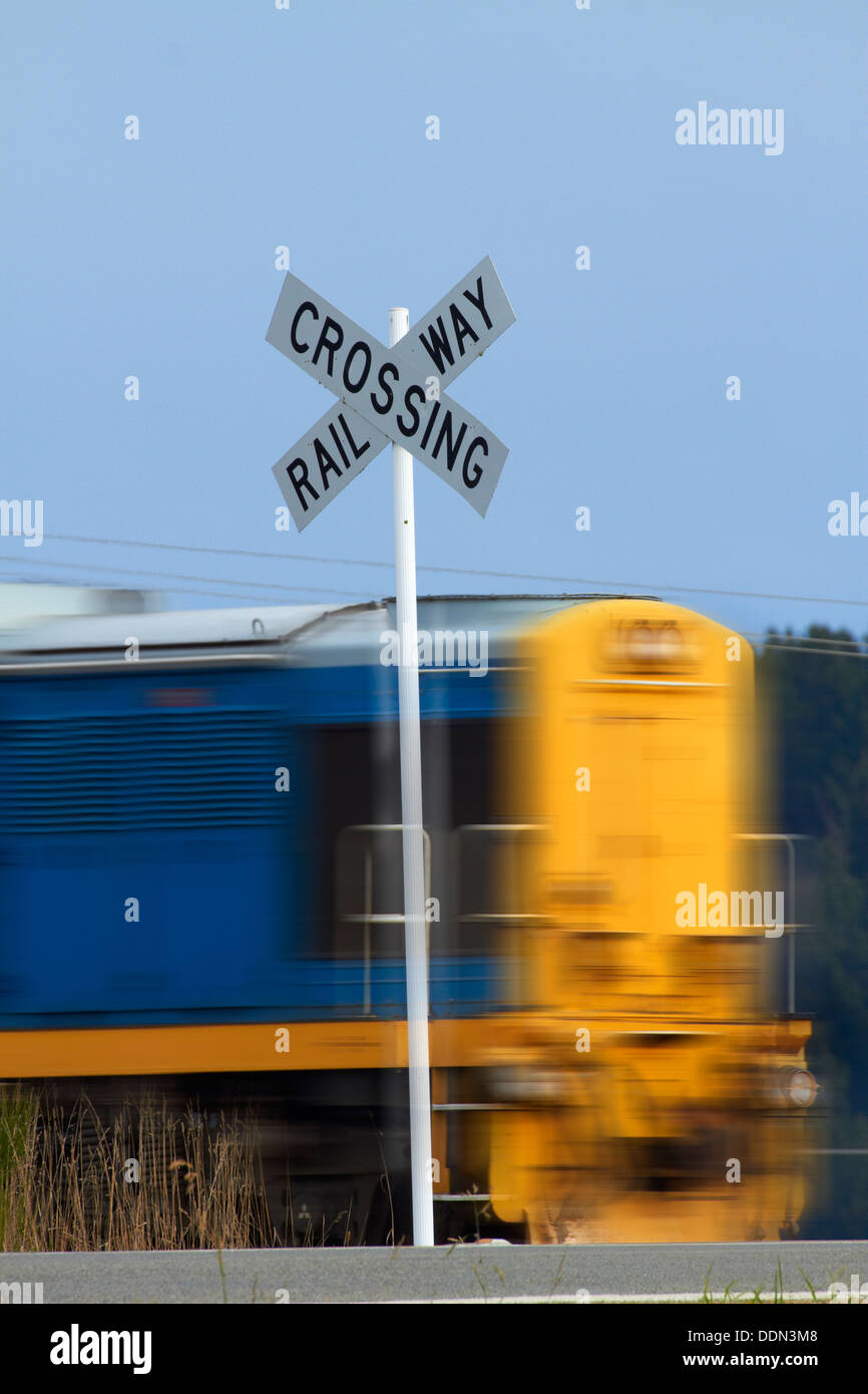 Taieri Gorge 'Seasider' treno al passaggio a livello, Karitane, Dunedin, Otago, Isola del Sud, Nuova Zelanda Foto Stock