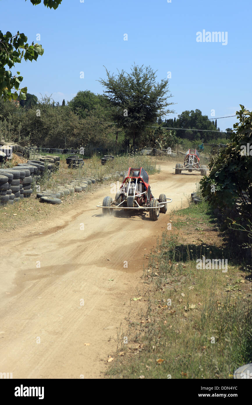 Go kart racing su una pista sterrata in Corfu Grecia Foto Stock