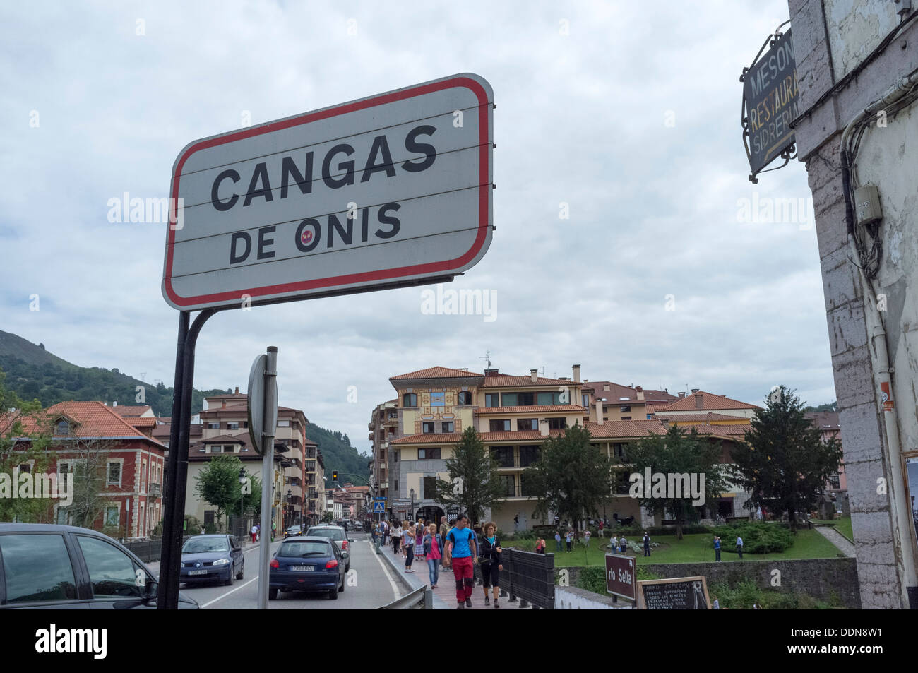 Cangas De Onis, Asturias, Spagna. Cartello stradale. Famouns per il ponte romano sul fiume Sella. Foto Stock