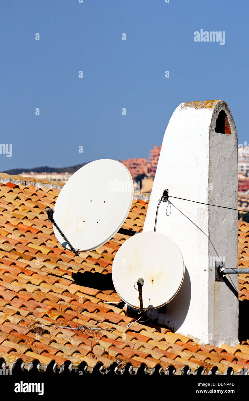 Antenne paraboliche fissato ad un camino, Costa del Sol, Andalusia, Spagna, Europa occidentale. Foto Stock
