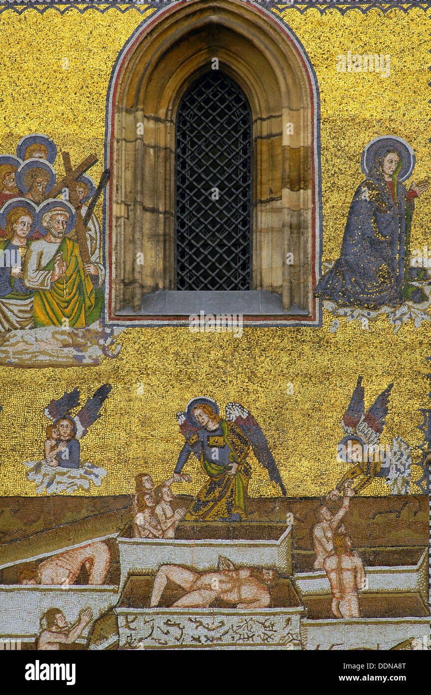 Il XIV secolo mosaico in oro portale raffigurante l'ultima sentenza presso la Chiesa Cattolica Romana Metropolitan Cattedrale dei Santi Vito, situato nel Castello di Praga Repubblica Ceca Foto Stock