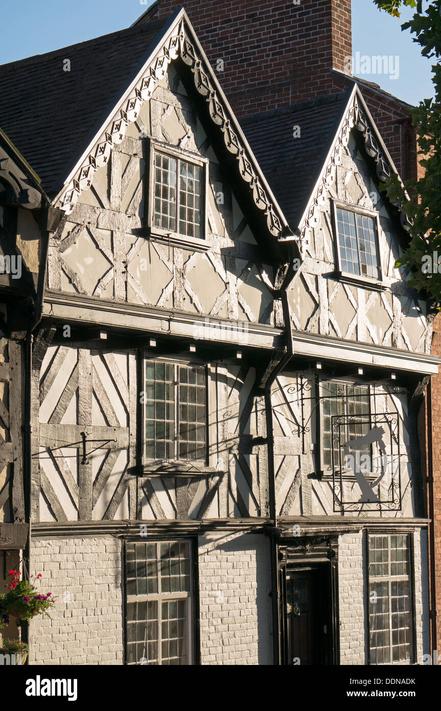 Graticcio casa bianca con segno arpa Ludlow, England, Regno Unito Foto Stock