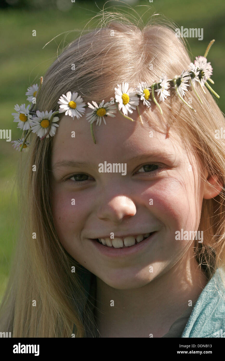 Ghirlanda floreale, corpino di fiori, Daisy, Gänseblümchen-Kranz, Blumenkranz, Kranz aus Blüten, Gänseblümchen, Bellis perennis Foto Stock