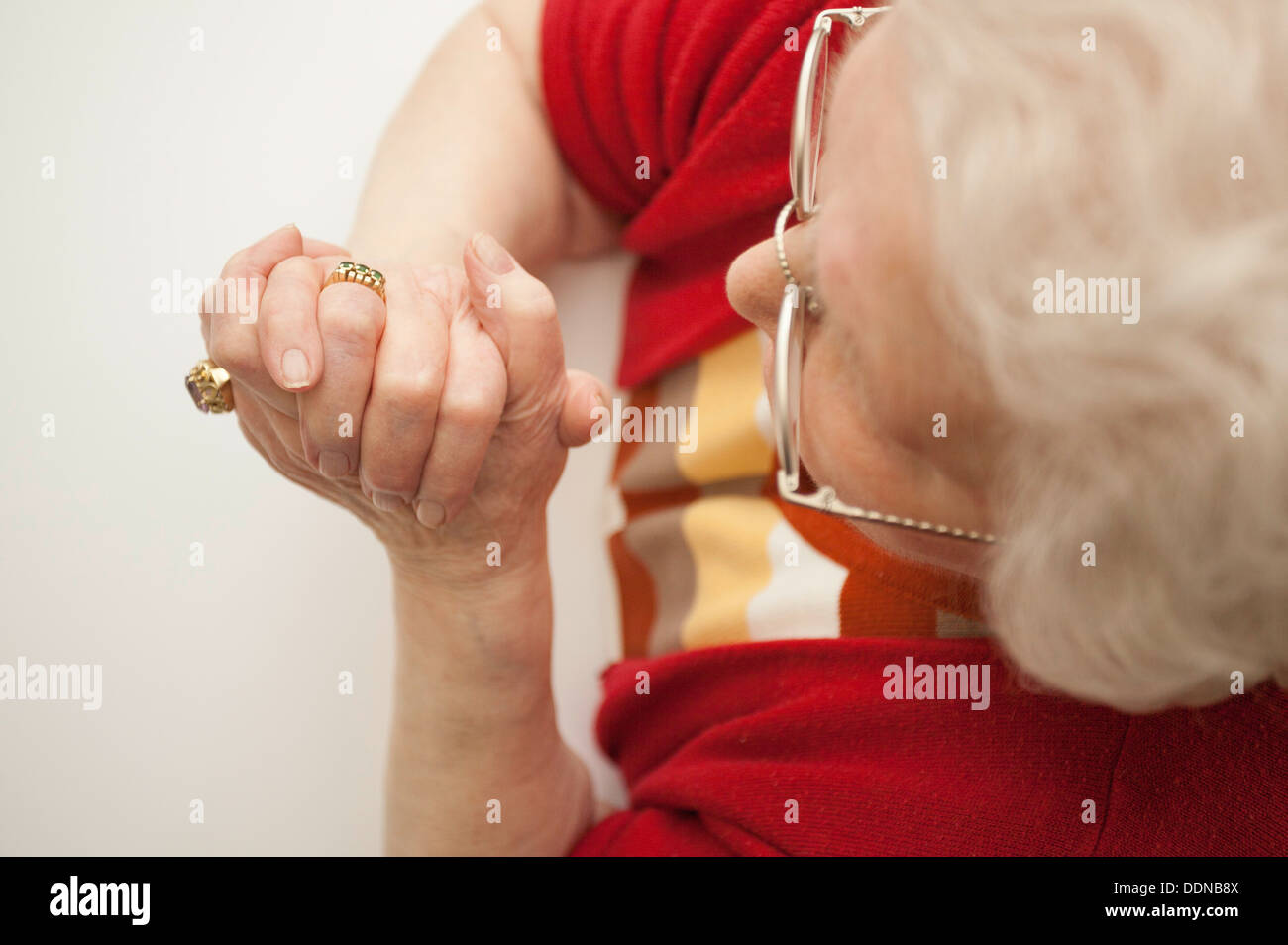 Vecchia donna con mani giunte Foto Stock