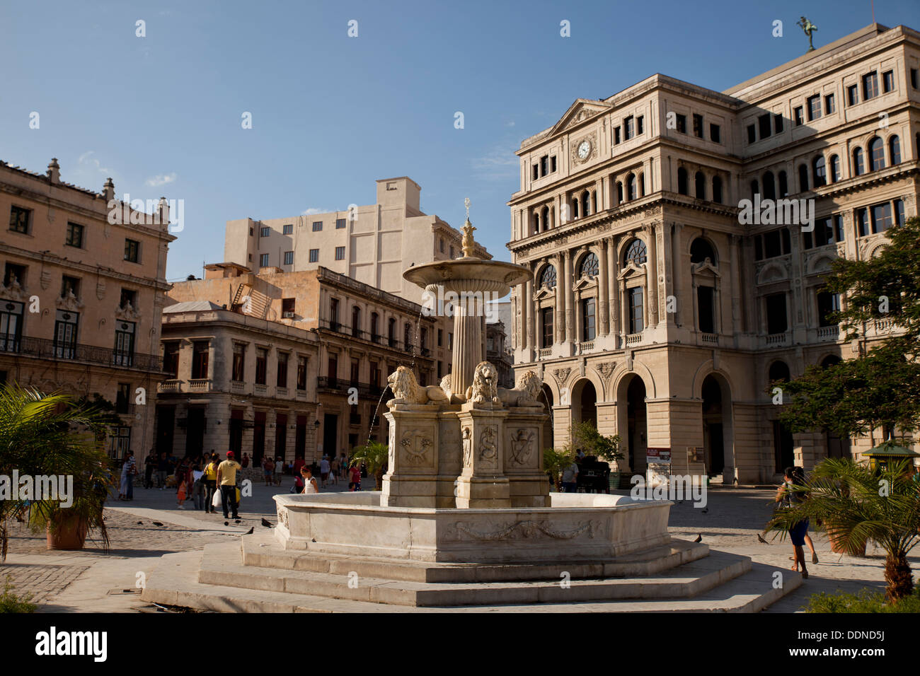 Fontana in marmo Fuente de Los Leones e Havana Stock Exchange / Lonja del Comercio edificio sulla Plaza de San Francisco a l'Avana Foto Stock