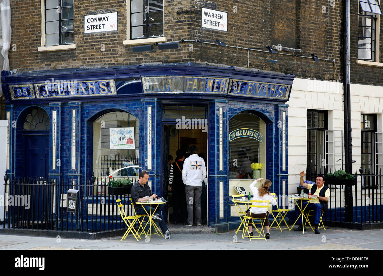 Vecchia Latteria Cafe nell'angolo di Conway Street e Warren Street, Fitzrovia, London, Regno Unito Foto Stock