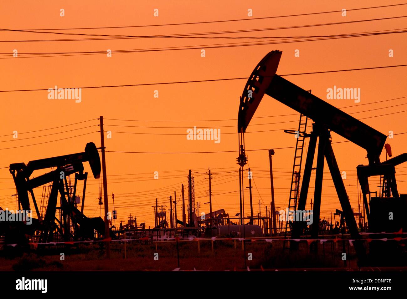 Pompe olio al lavoro in petrolio e gas USA campo Foto Stock