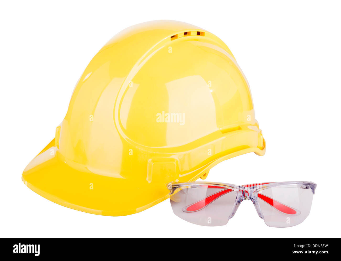 Dispositivi di protezione individuale o PPE - equipaggiamento protettivo personale - con un elmetto e occhiali di sicurezza isolato su bianco Foto Stock