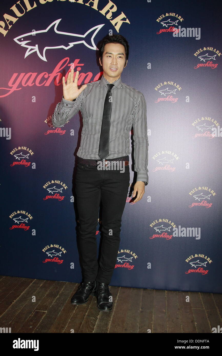 Hong Kong, Cina. 4 Sep, 2013. Il coreano pop star Song Seung Heon assiste la cerimonia di apertura di Paolo&Shark a Hong Kong, Cina mercoledì 4 settembre 2013. Credito: TopPhoto/Alamy Live News Foto Stock