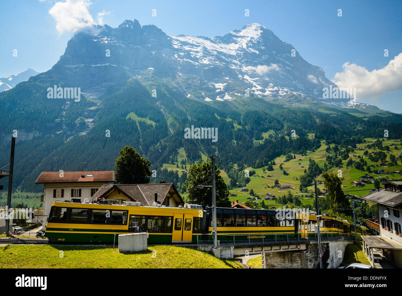 Wengernalpbahn treno al di sotto dell'Eiger a Grindelwald, Svizzera Foto Stock