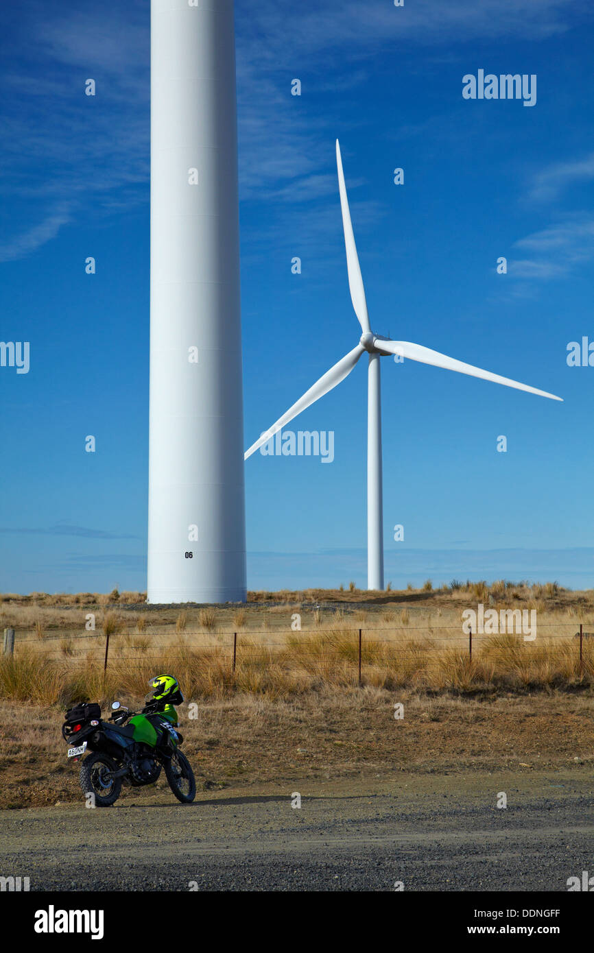 Mahinerangi Wind Farm e avventura moto, Mahinerangi, Otago, Isola del Sud, Nuova Zelanda Foto Stock
