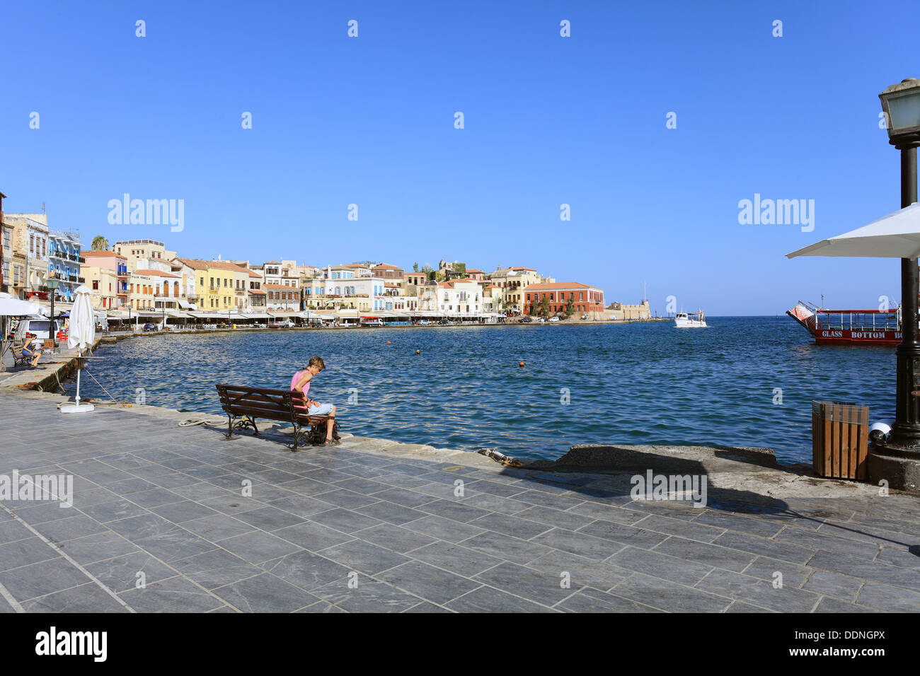 Hania porto di Creta, Grecia, con il suo il fondo di vetro turismo barche e mare negozi e taverne Foto Stock