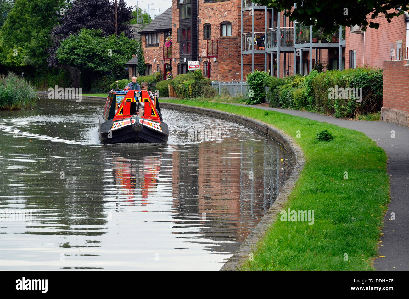 Rosso e nero barca stretta sulla Worcester e Birmingham canal nel centro di Worcester avvicinando fortino bloccare Foto Stock