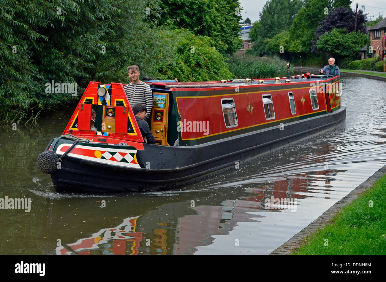 Rosso e nero barca stretta sulla Worcester e Birmingham canal nel centro di Worcester avvicinando fortino bloccare Foto Stock