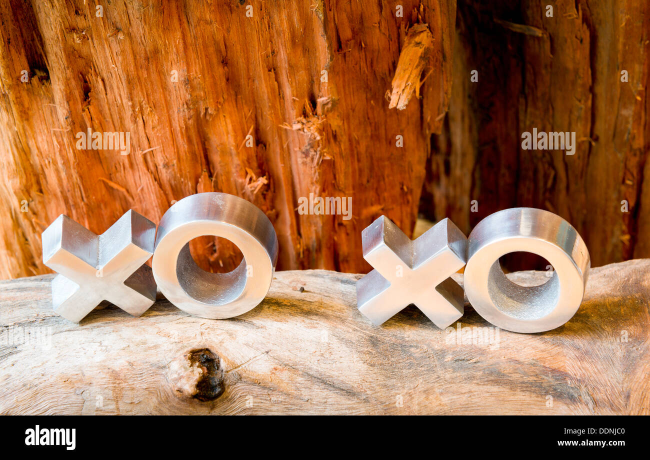 Baci e abbracci simboli xoxo su un rustico in legno con sfondo spazio copia Foto Stock