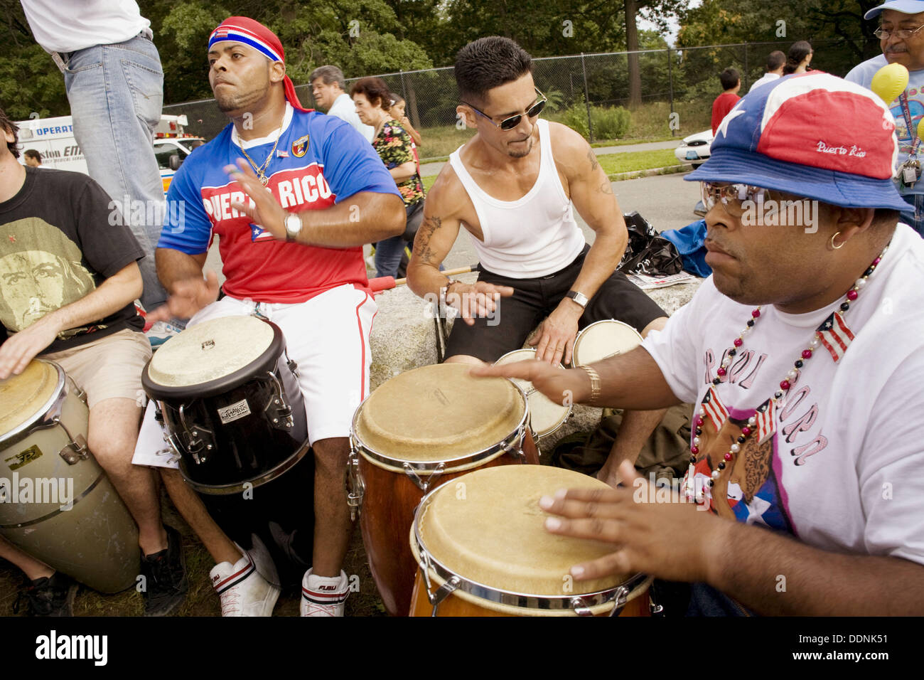 I giocatori del tamburo a Puerto Rican festival, Franklin Park, Boston, Massachusetts, STATI UNITI D'AMERICA Foto Stock