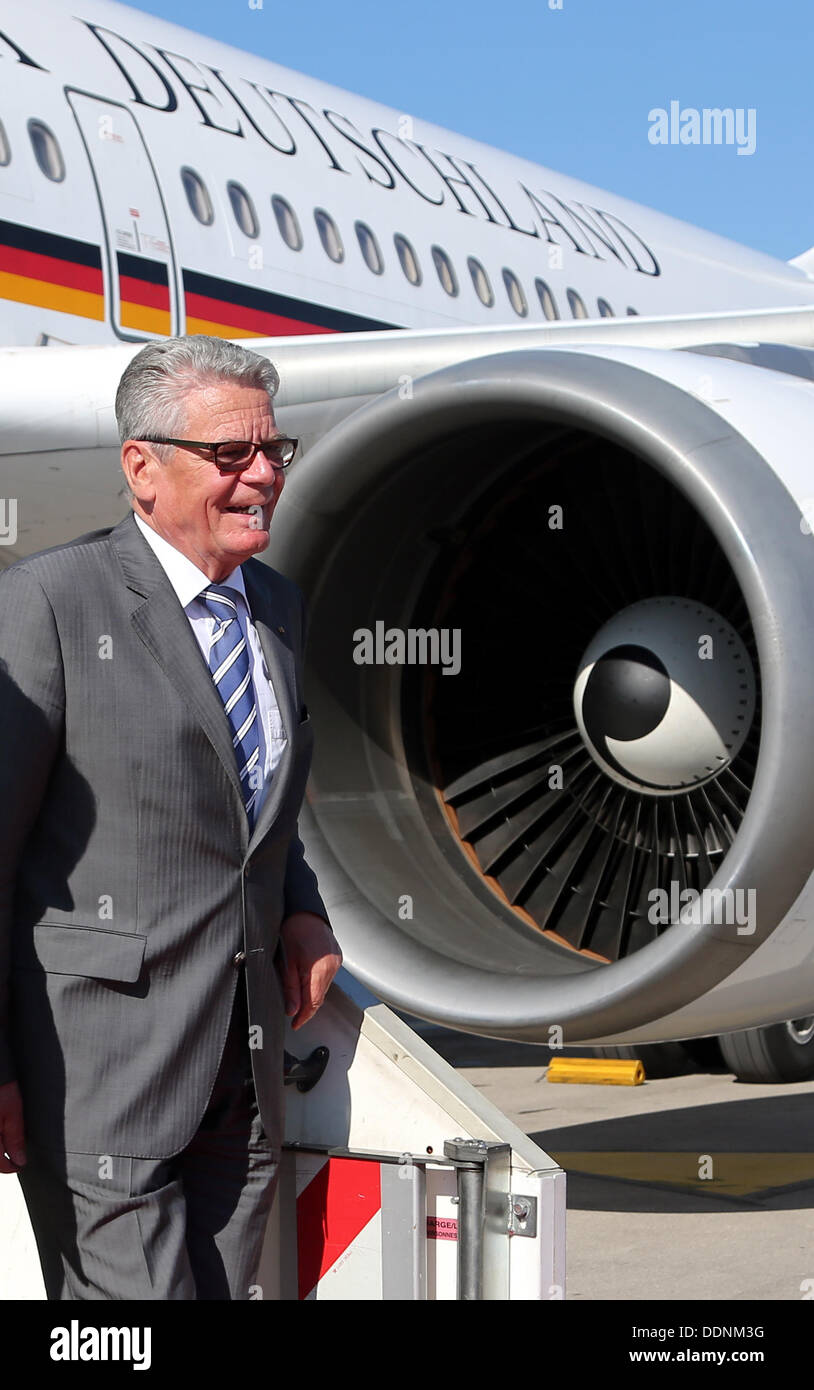 Marsiglia-provenza, Francia. 05 Sep, 2013. Il Presidente tedesco Joachim Gauck lascia l'aereo all'aeroporto di Marseille-Provence, Francia, 05 settembre 2013. Gauck è su una tre giorni di visita in Francia. Foto: WOLFGANG KUMM/dpa/Alamy Live News Foto Stock