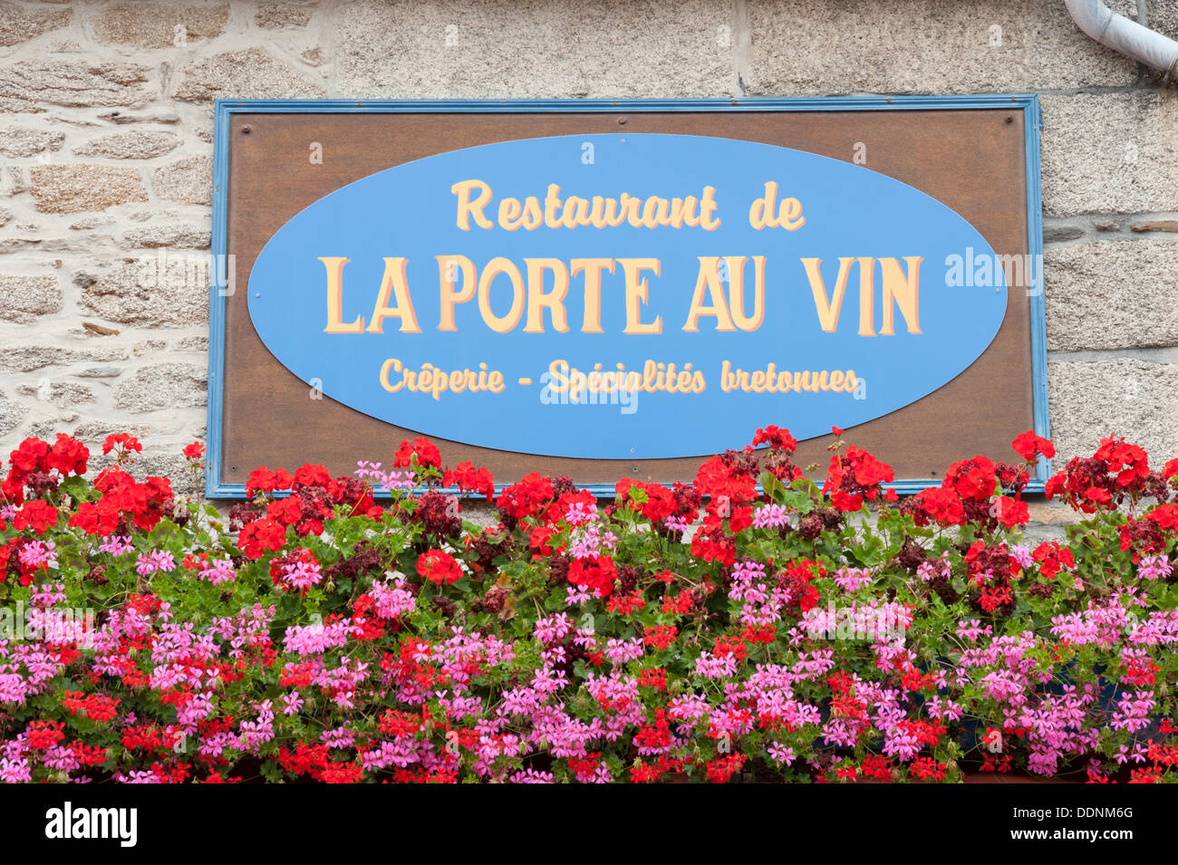 Piuttosto segni e scatole di finestra con gerani presso la Porte au Vin ristorante Concarneau Bretagna Francia Foto Stock