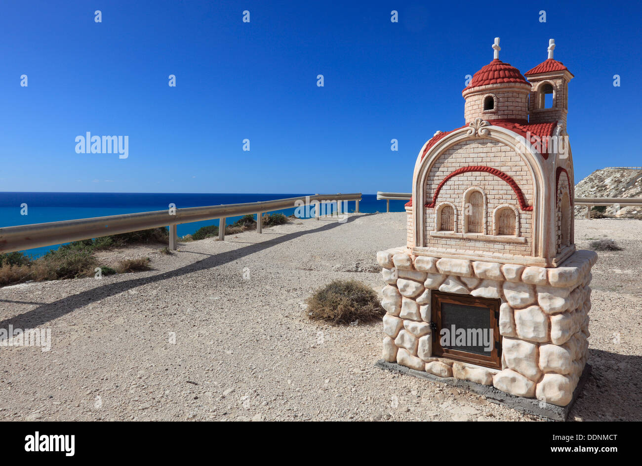 Cipro, nella piccola cappella in un parcheggio nei pressi di Petra tou Romiou, strada costiera, parcheggio Foto Stock