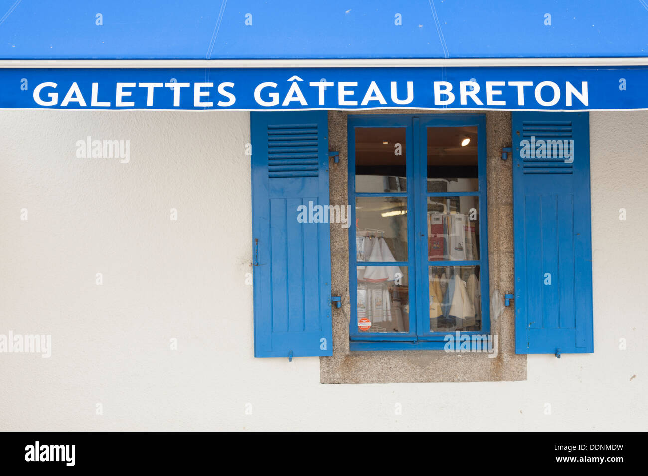 Segno e la finestra di un negozio che vende galette e gateau Breton a Concarneau Ville vicino Bretagna Francia Foto Stock