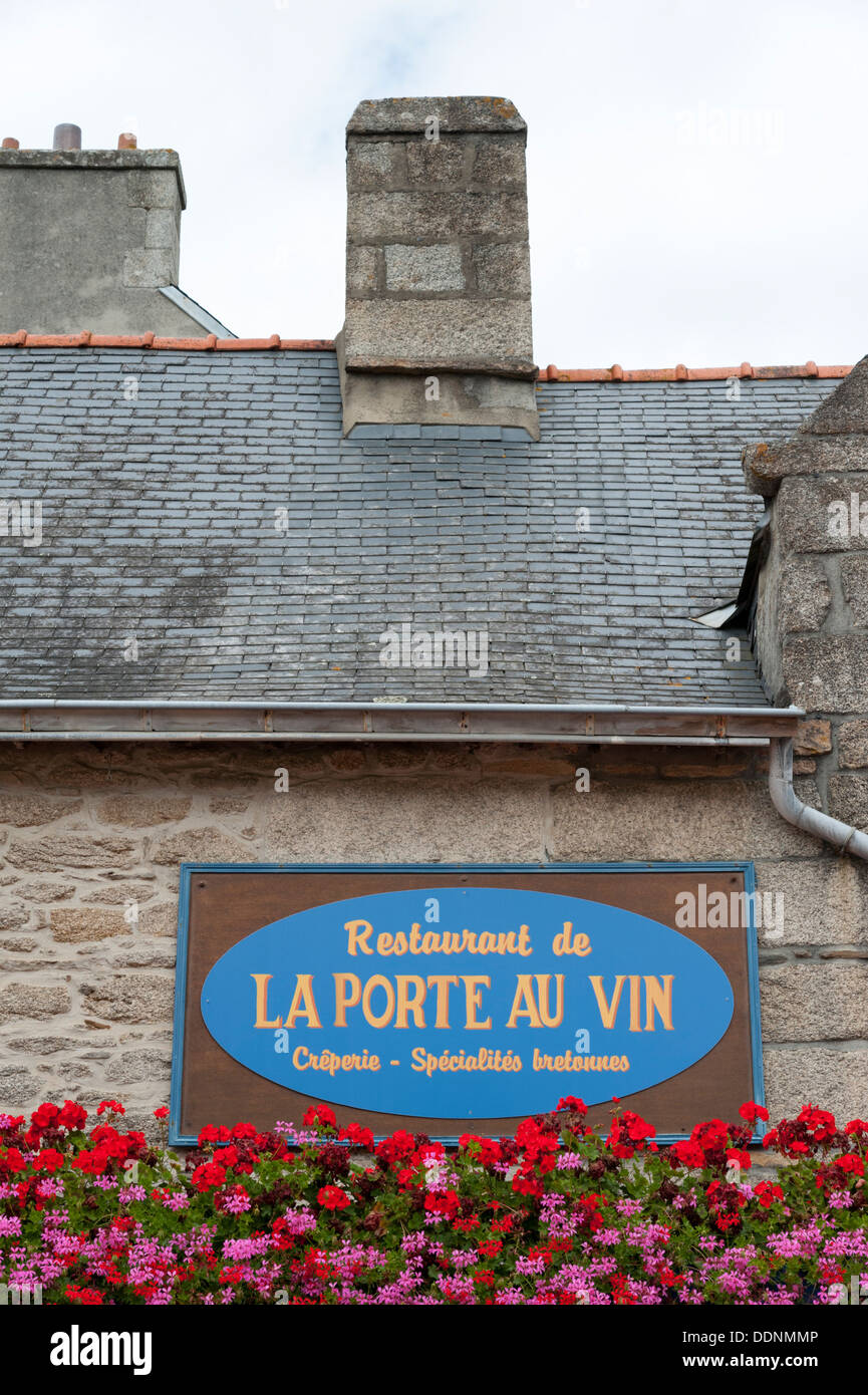 Piuttosto segni e scatole di finestra con gerani presso la Porte au Vin ristorante Concarneau Bretagna Francia Foto Stock