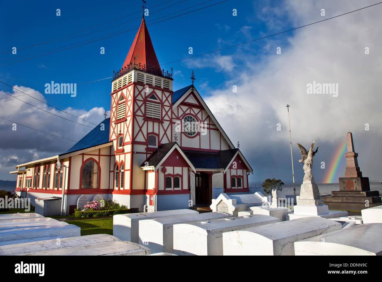 Rainbow su proprietà Maori chiesa di Santa Fede, Ohinemutu, Rotorua. Foto Stock