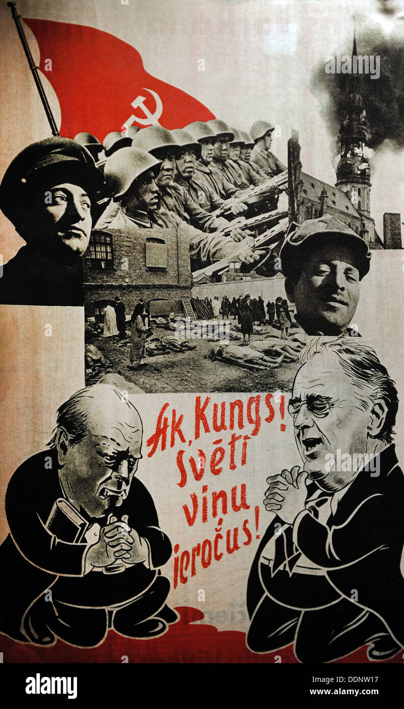 La Propaganda poster con le foto delle vittime del terrore comunista, 1943. Museo di occupazione. Riga. La lettonia. Foto Stock