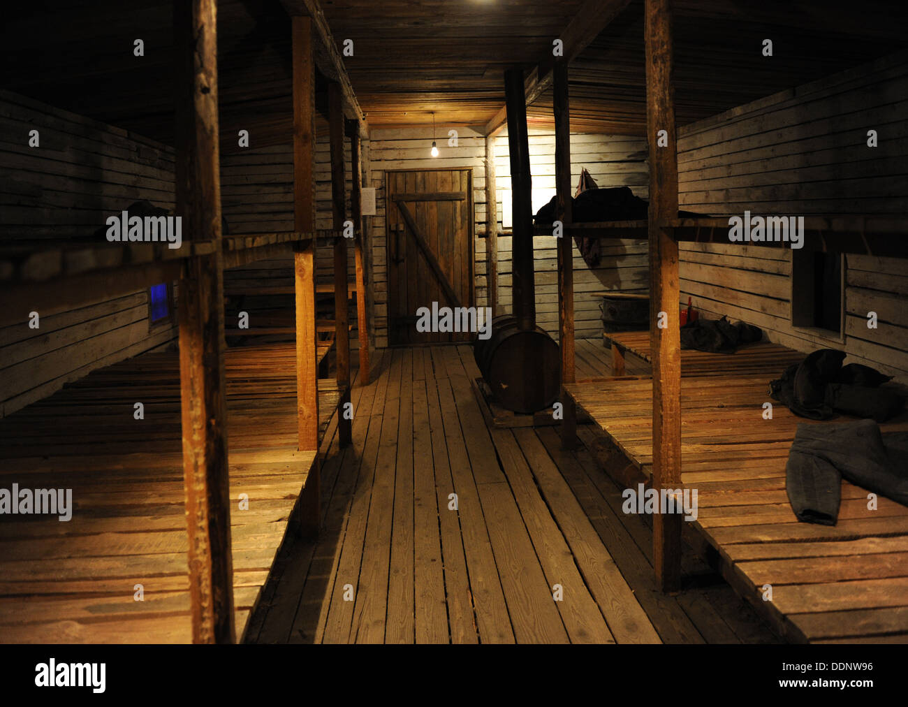Occupazione della Lettonia da parte dell'Unione Sovietica. La ricreazione della caserma di gulag dove la gente in campi di lavoro forzato vissuto. 1941. Foto Stock