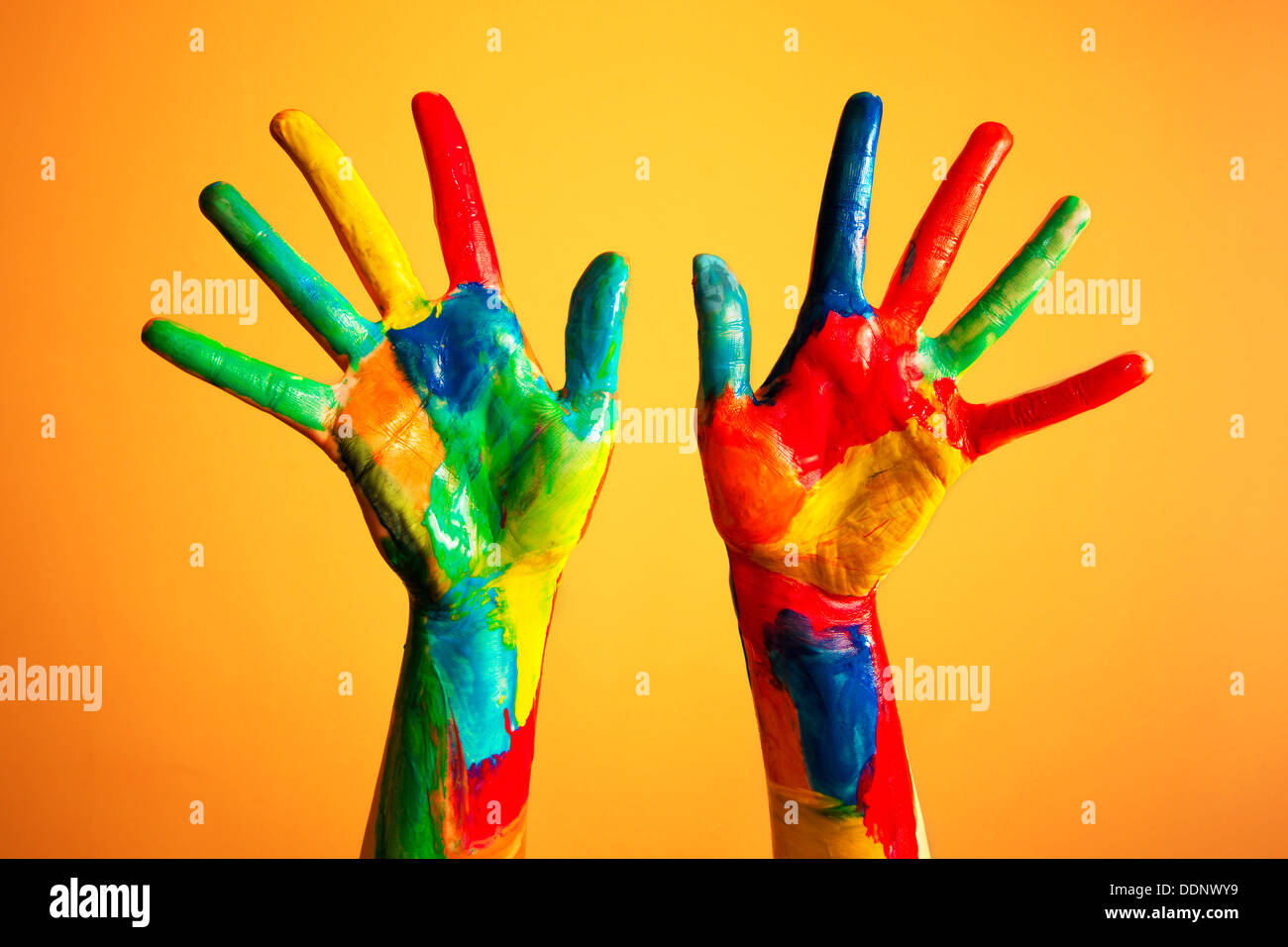Verniciato colorato mani - creatività / artista / Arte / idee / felicità / concetto di diversità Foto Stock