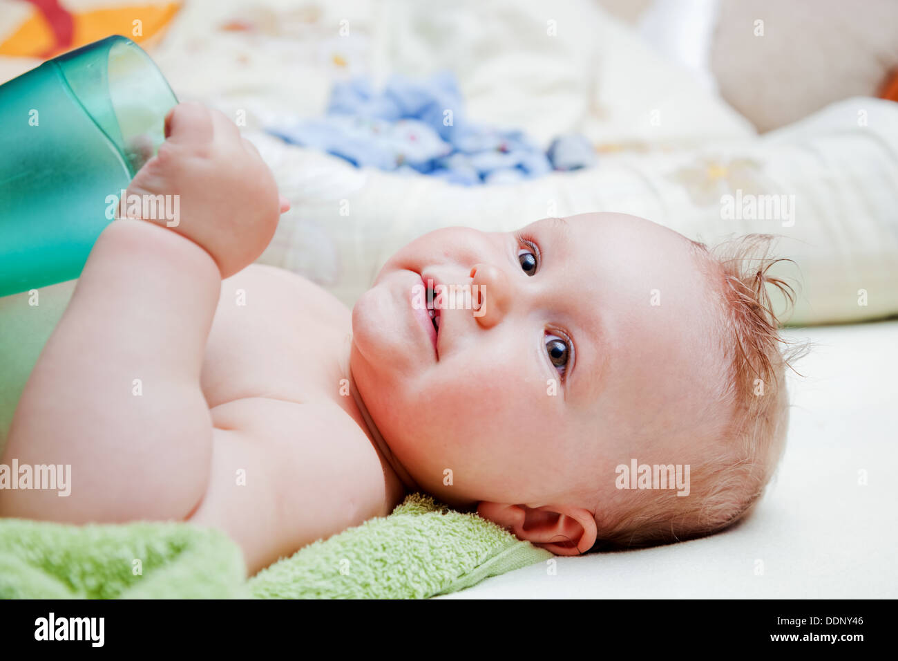 Un bambino che giace sulla sua schiena Foto Stock