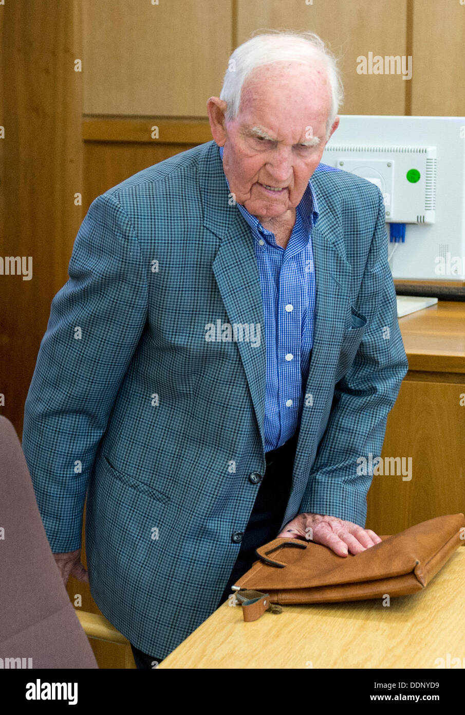 Hagen, Germania. 05 Sep, 2013. Convenuta Siert Bruins appare alla corte distrettuale di Hagen, Germania, 05 settembre 2013. Il 92-anno-vecchio è accusato di omicidio di un olandese combattente della resistenza nel 1944. Foto: BERND THISSEN/dpa/Alamy Live News Foto Stock