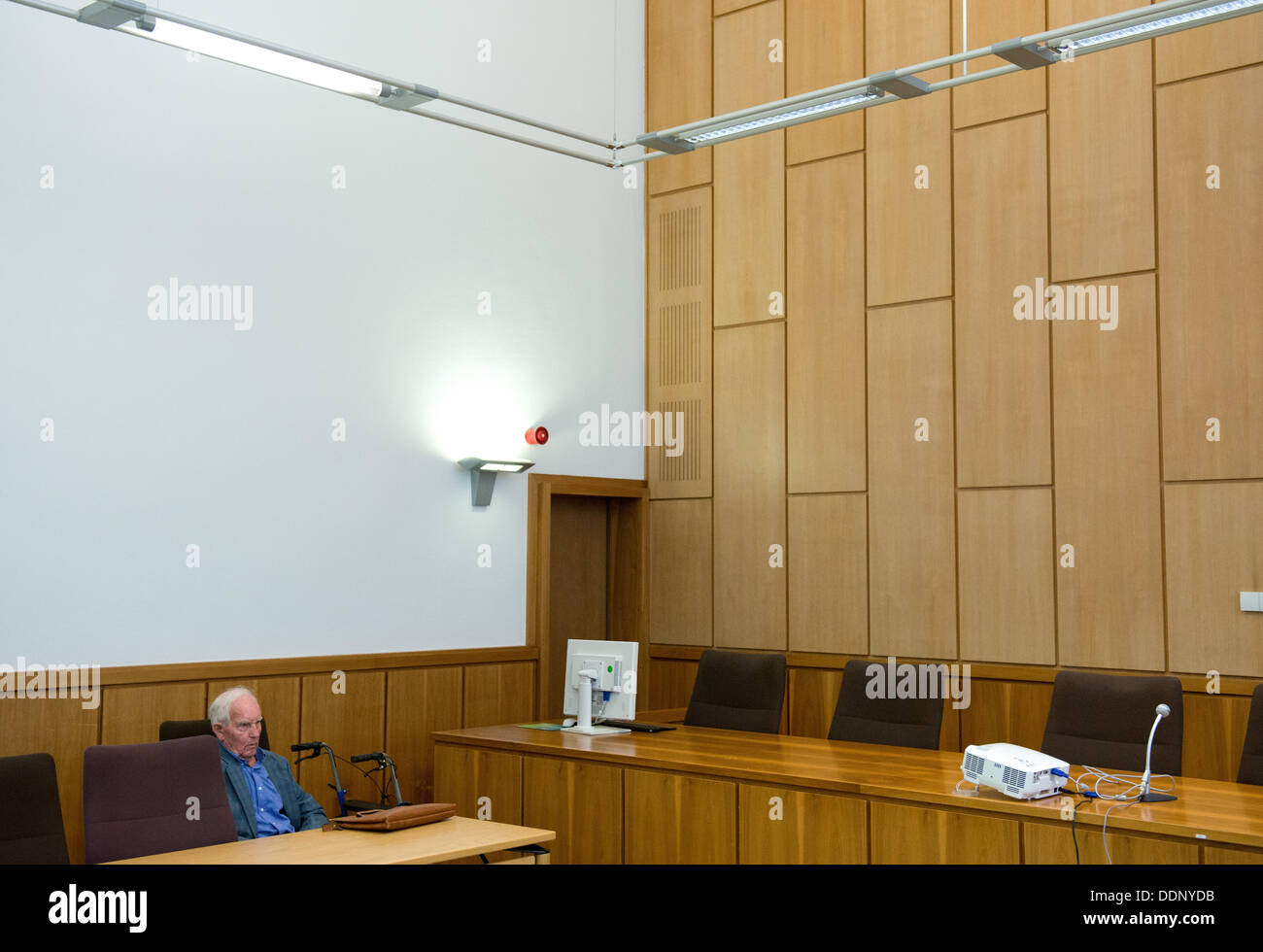 Hagen, Germania. 05 Sep, 2013. Convenuta Siert Bruins appare alla corte distrettuale di Hagen, Germania, 05 settembre 2013. Il 92-anno-vecchio è accusato di omicidio di un olandese combattente della resistenza nel 1944. Foto: BERND THISSEN/dpa/Alamy Live News Foto Stock