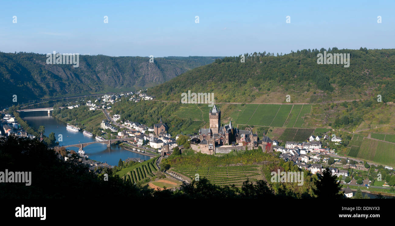 Mosella e sul Reichsburg, Cochem, Renania-Palatinato, Germania, Europa Foto Stock