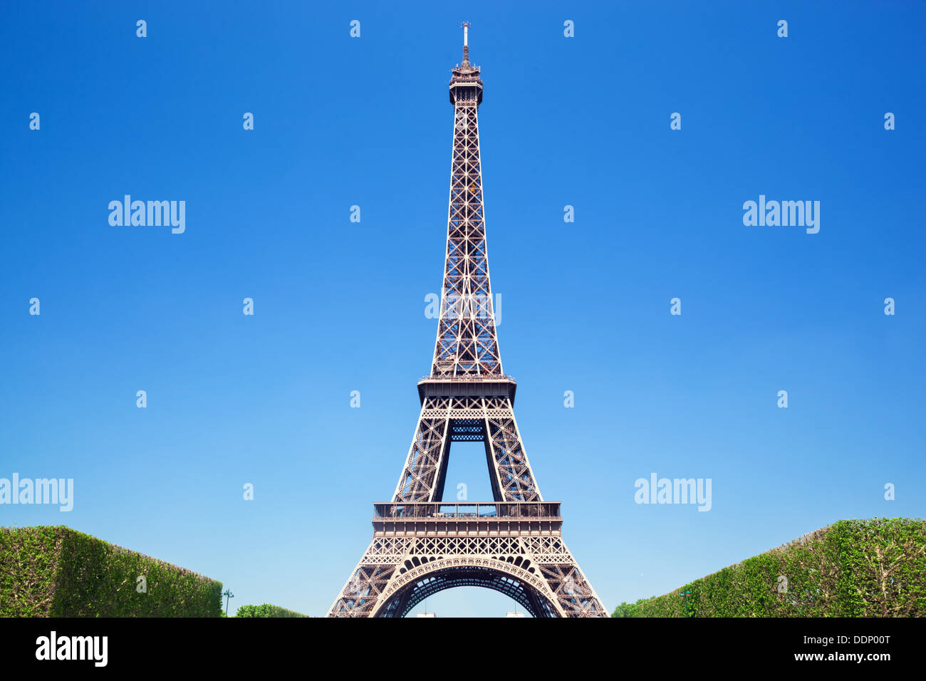 Estate vista della Torre Eiffel contro un cielo blu, Parigi Foto Stock