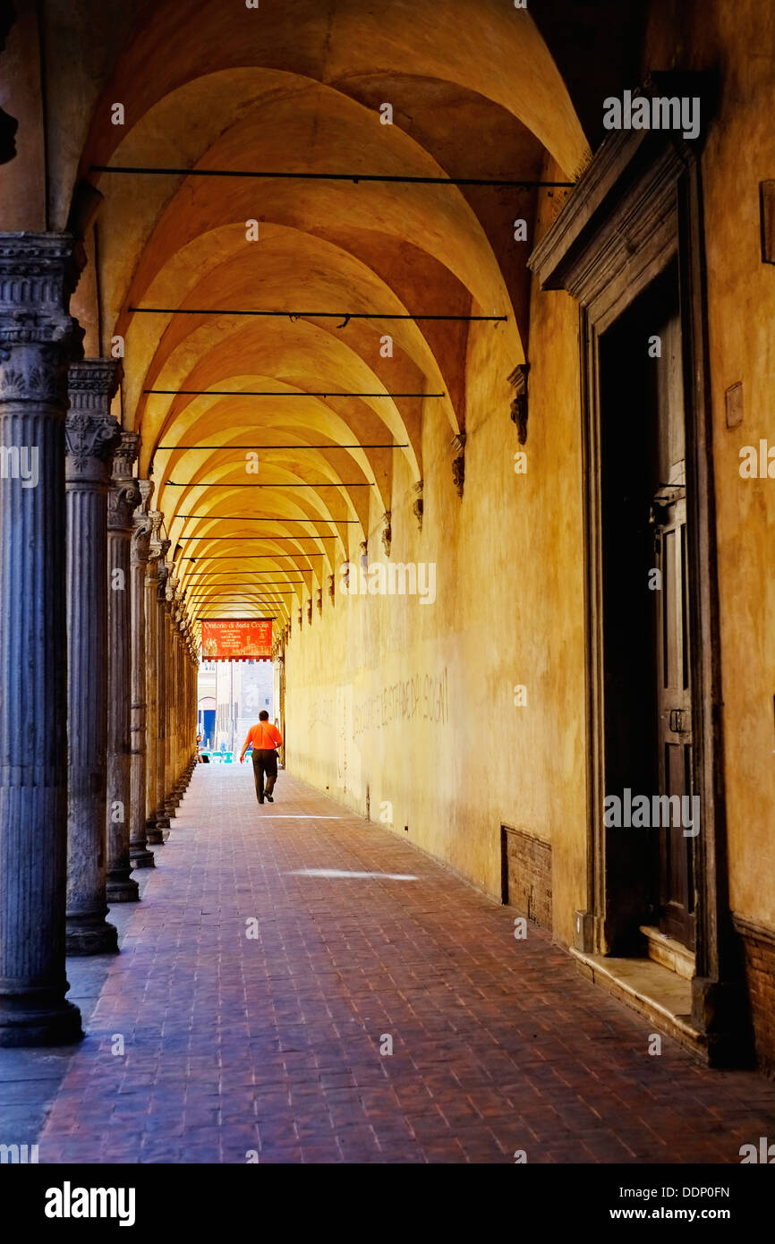 L'Italia, l'Emilia-Romagna, Bologna, Arcade sulla città vecchia, non vi è più quindi 37km di arcade in Bologna Foto Stock