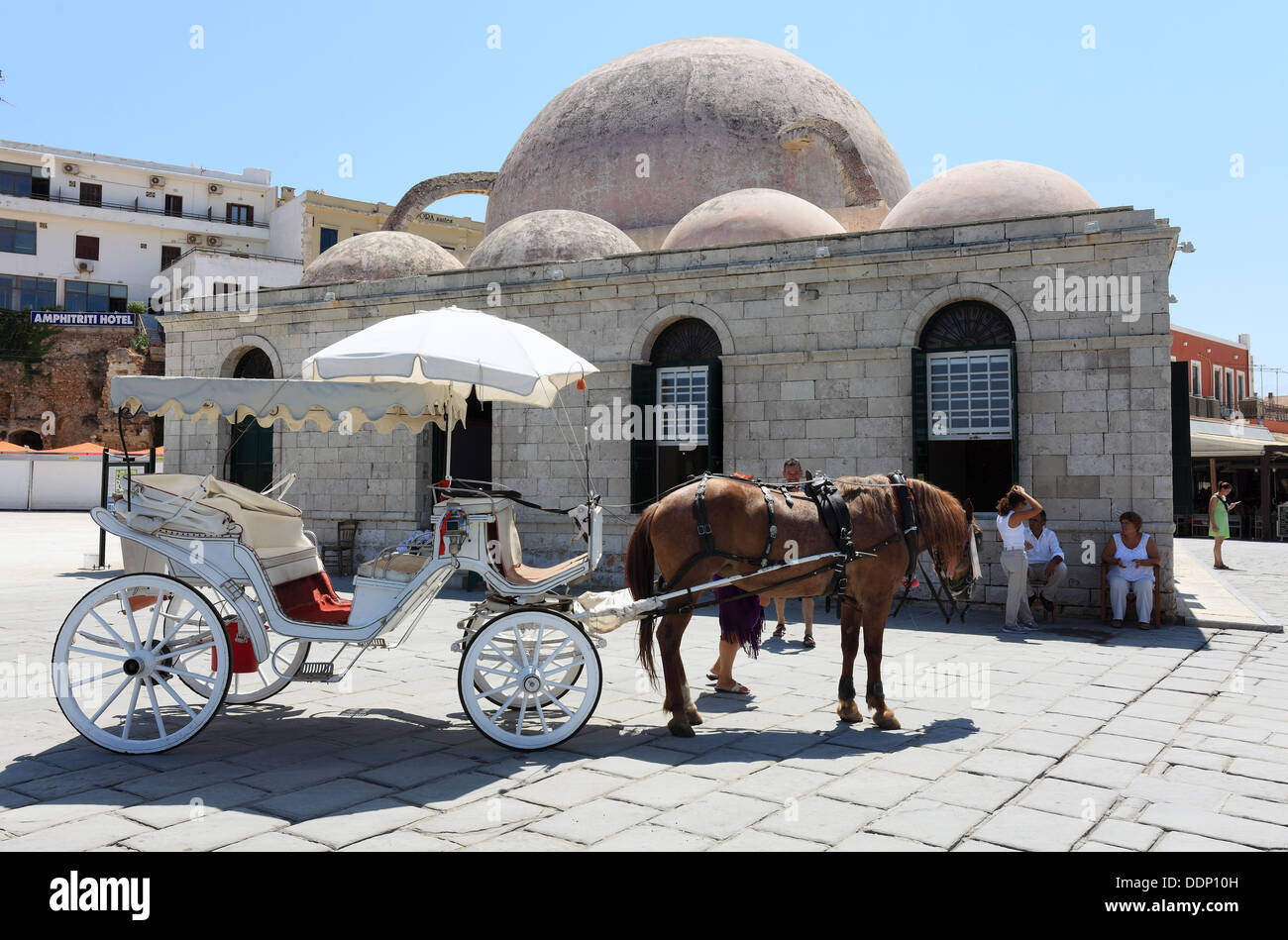 A cavallo buggy sul rango al di fuori della moschea di Janissaries su Chania Harbour Front, Creta, Grecia. Foto Stock