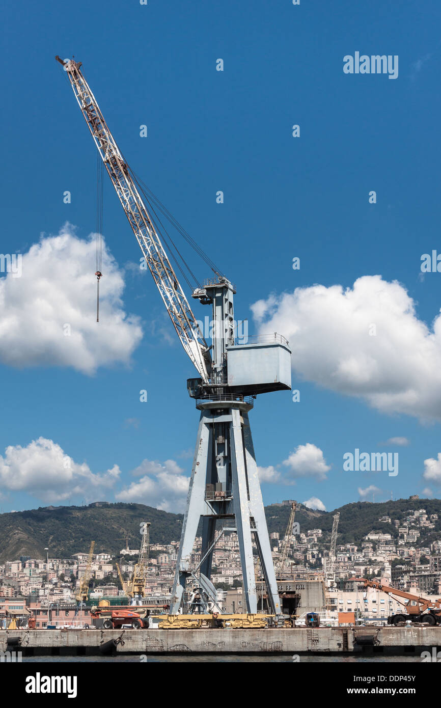 Grande gru con nuvole nel porto di Genova, Italia Foto Stock