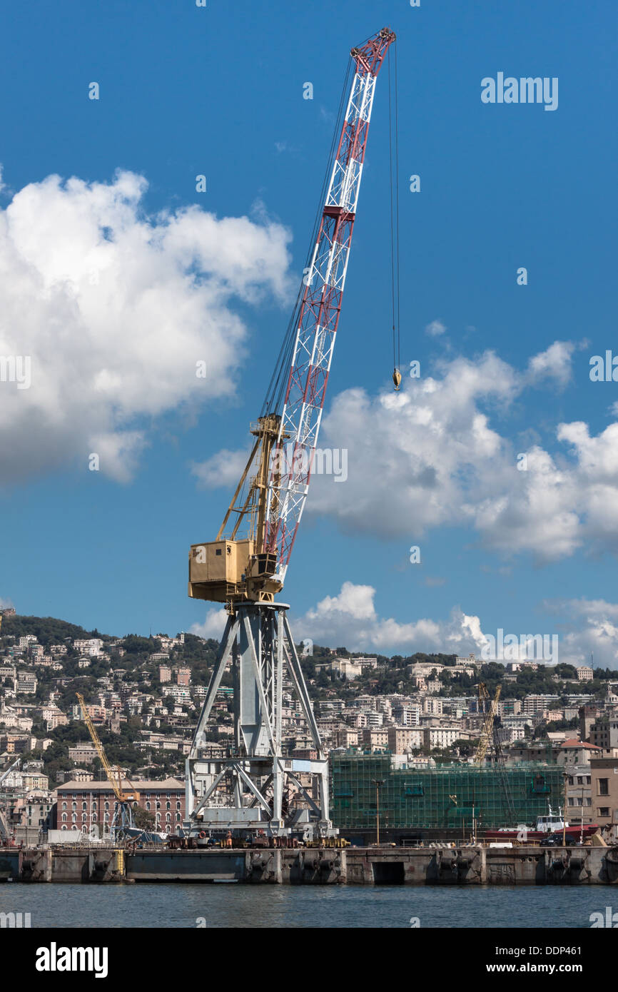 Grande gru con nuvole nel porto di Genova, Italia Foto Stock