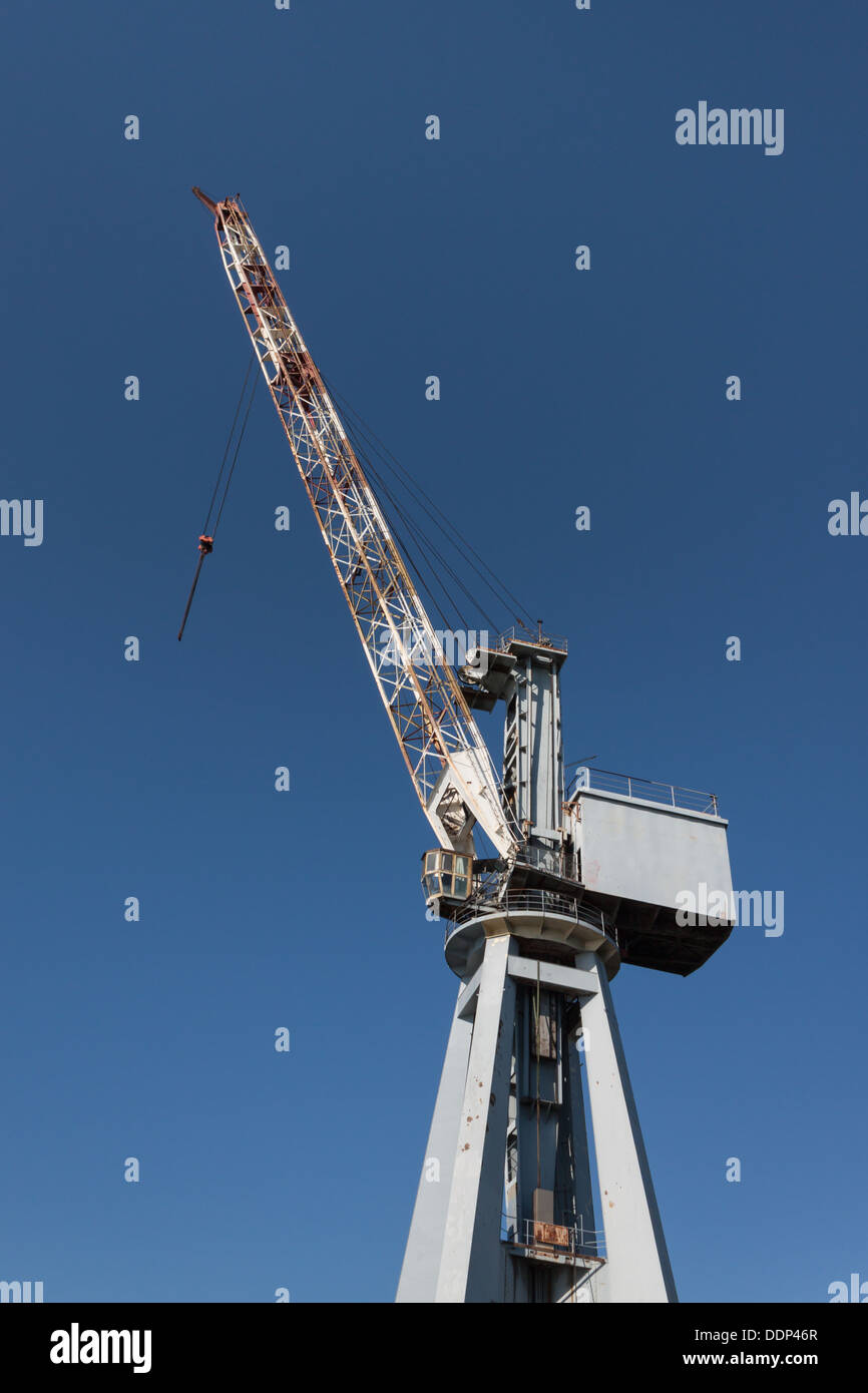 Gru grande contro il cielo blu nel porto di Genova, Italia Foto Stock