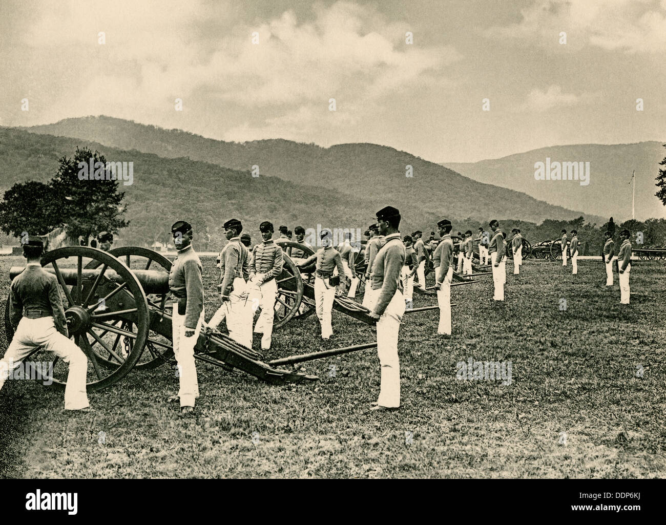 Cadetti a pratica di artiglieria, noi Accademia Militare, 1890s. Helios Foto Stock