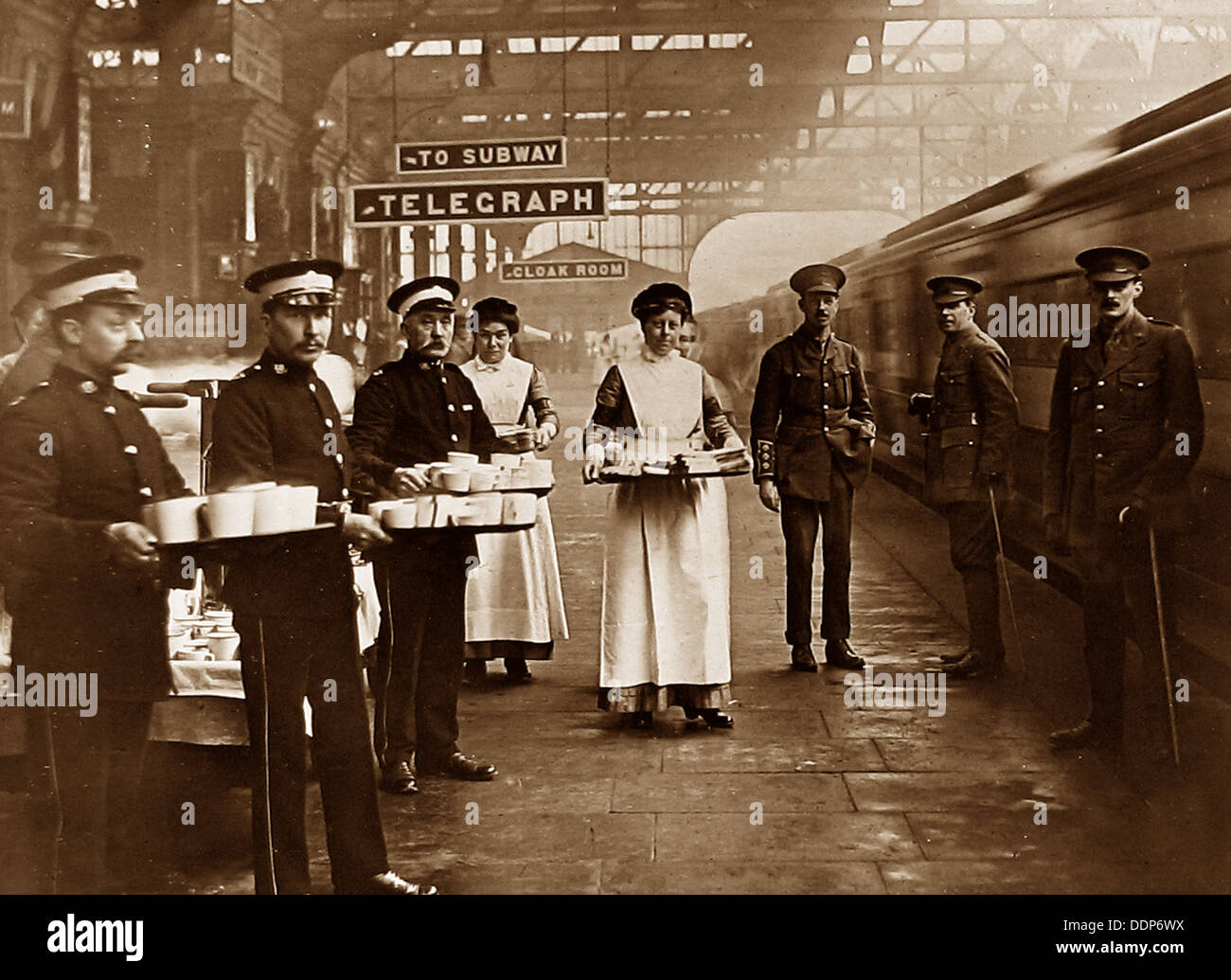 La Croce Rossa e St. John Ambulance Brigade volontari - aiuto volontario Distacco - in attesa di un treno di truppa durante il WW1 Foto Stock